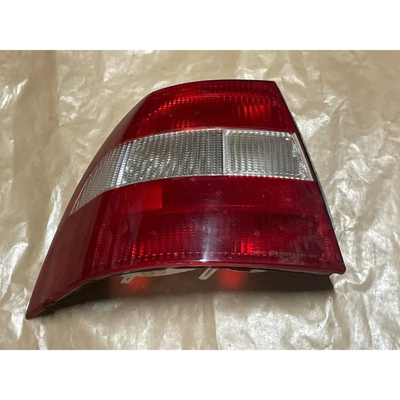 歐寶VECTRA(96一98年)正廠左後燈（公司標品九成新）