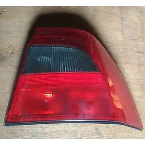 歐寶 VECTRA(99ㄧ01年)正廠右後燈(福利品)